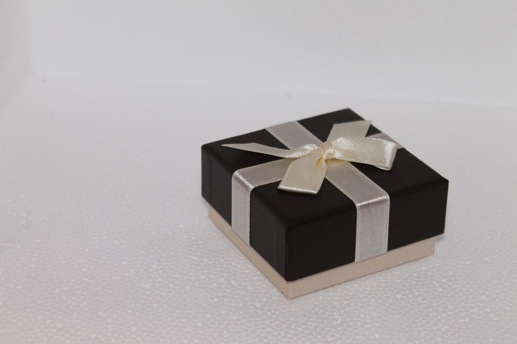 Box Hitam Tali Putih